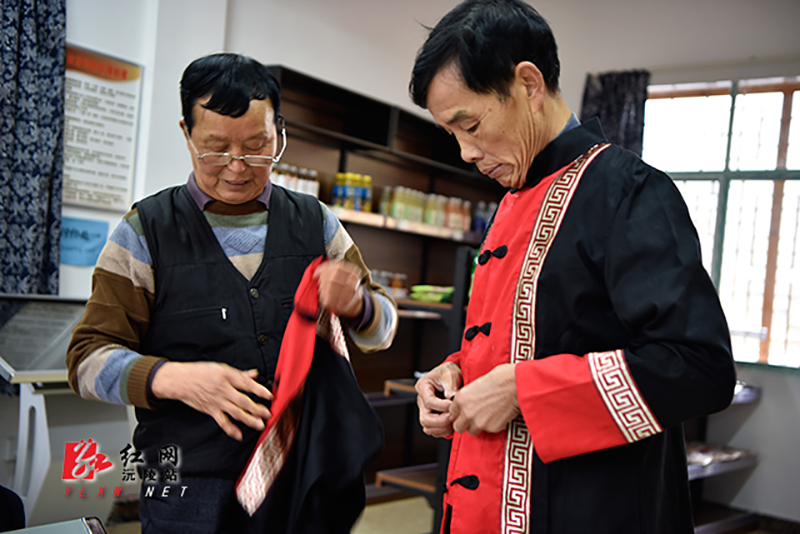 双腿中间被吸到发软的感觉