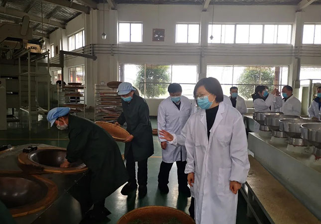 双腿中间被吸到发软的感觉