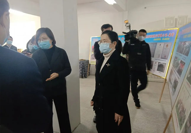 双腿中间被吸到发软的感觉